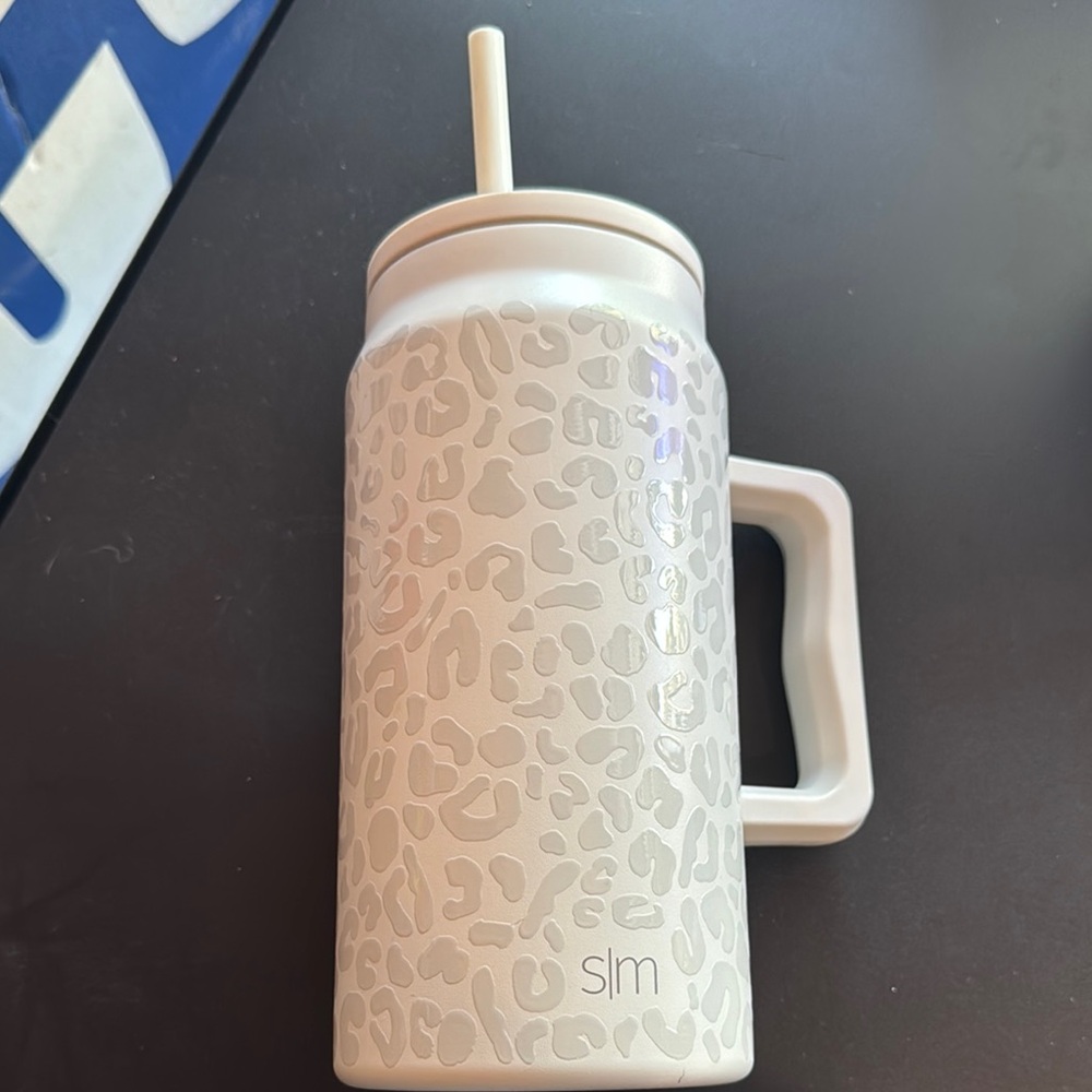 Simple Modern White Leopard Print 50z Trek Tumbler